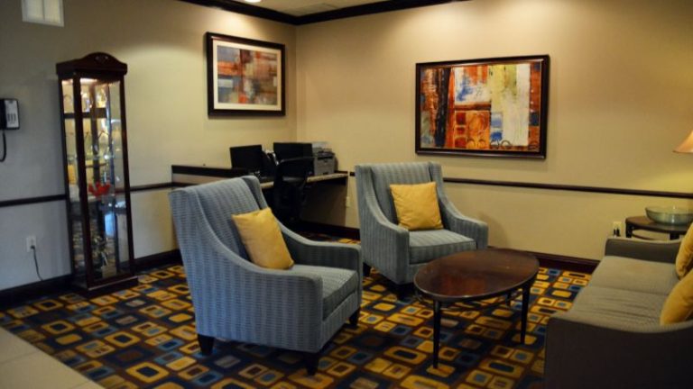 Holiday Inn Express & Suites Youngstown West – Austintown