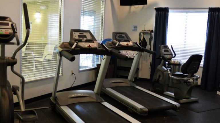 Holiday Inn Express & Suites Youngstown West – Austintown