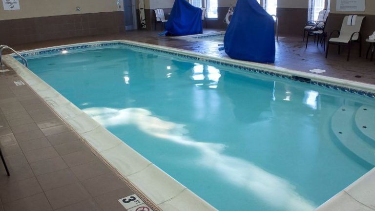 Holiday Inn Express & Suites Youngstown West – Austintown