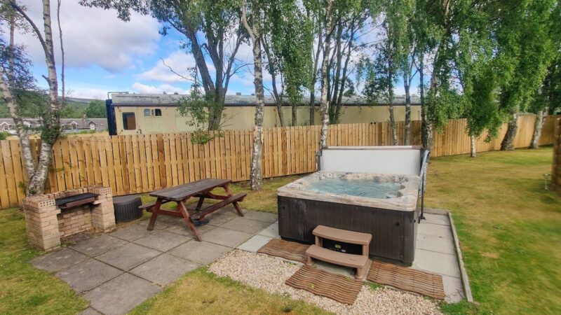 Holly Lodge, Aviemore, cabin with a private hot tub