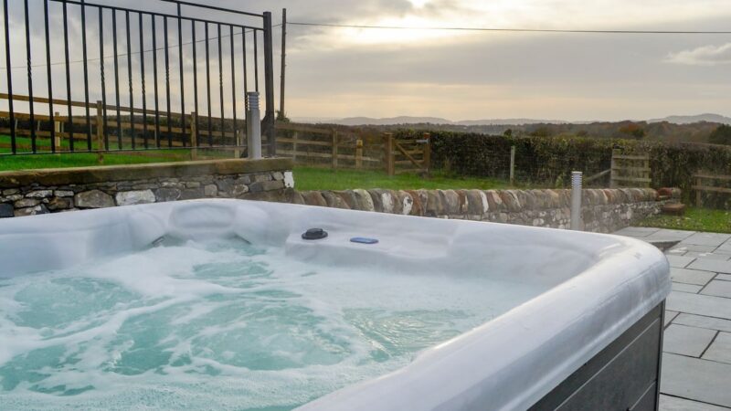 Inverallan, cabin with a private hot tub, photo 1