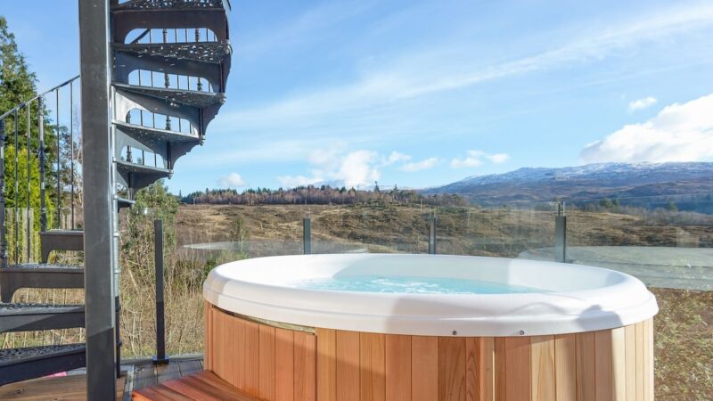 Jill Strawbale House – Strawbale Collection, Strontian, cabin with a private hot tub