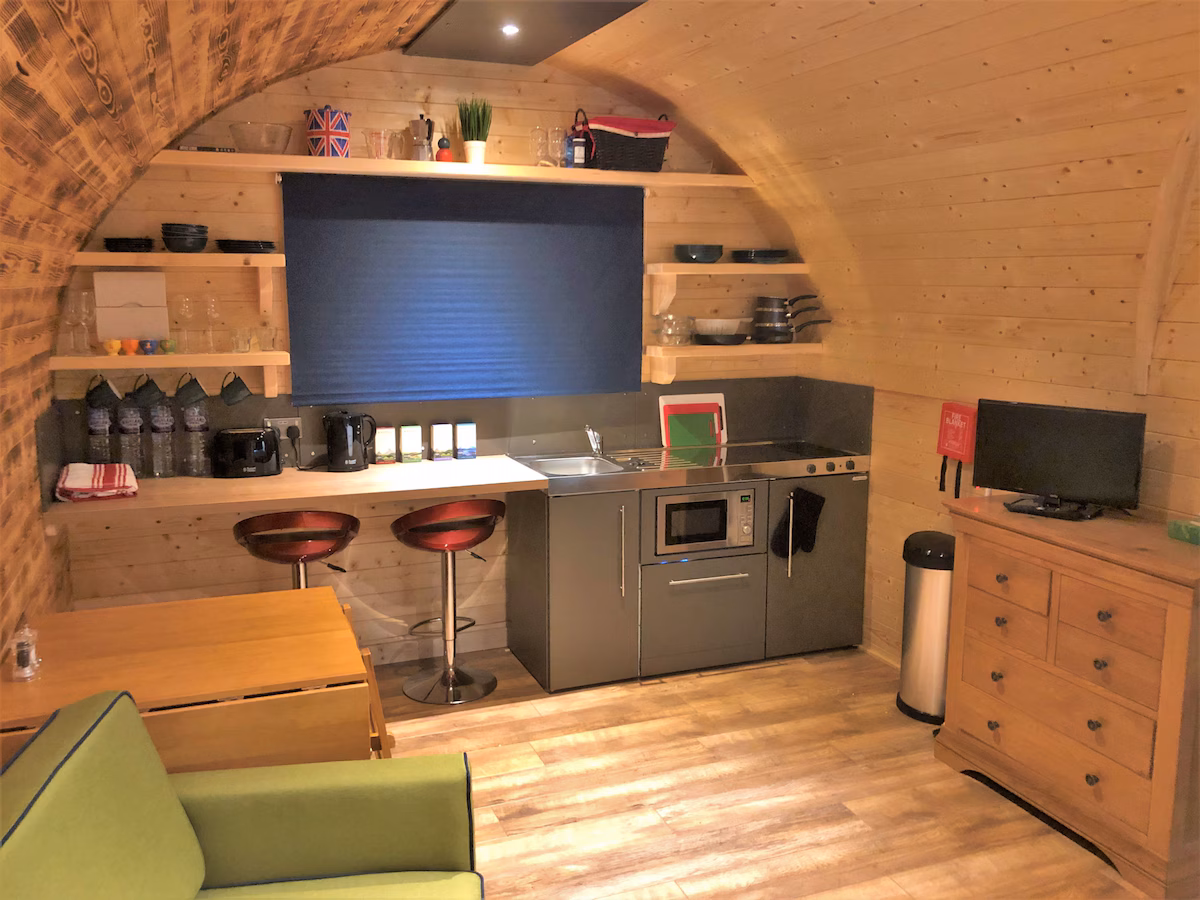 Kendoon Cabin, cabin with a private hot tub, photo 3