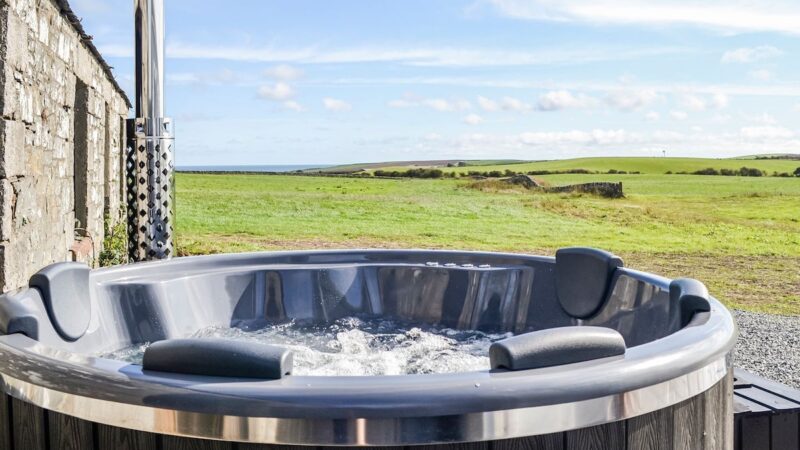Kevans Farm – The Seaview Retreat, cabin with a private hot tub, photo 1
