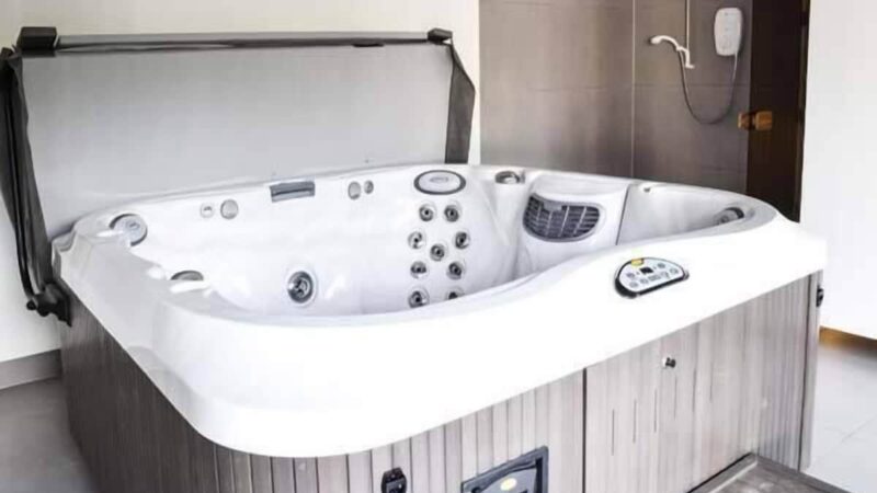 LITTLE CHESTNUT, cabin with a private hot tub