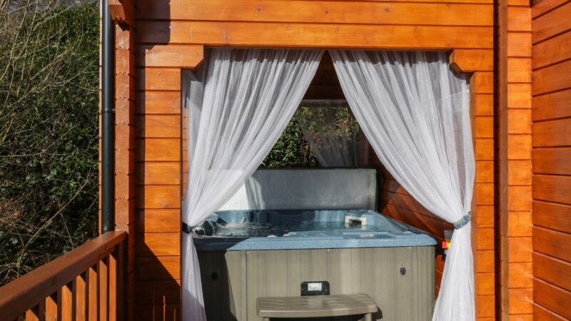 LITTLE LODGE, cabin with a private hot tub, photo 1
