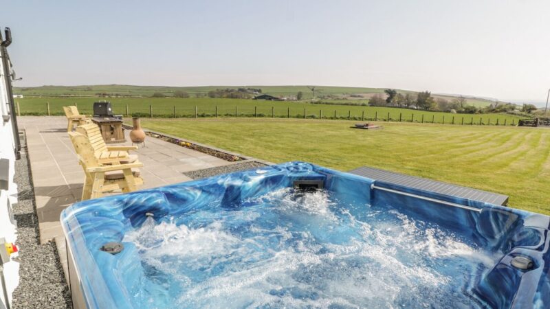 LONGFORTH FARM COTTAGE, cabin with a private hot tub, photo 1