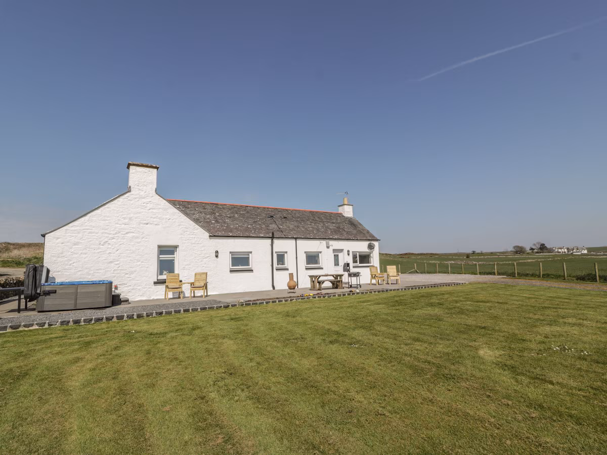 LONGFORTH FARM COTTAGE, cabin with a private hot tub, photo 2