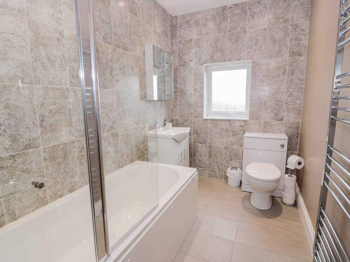 LONGFORTH FARM COTTAGE, cabin with a private hot tub, photo 4