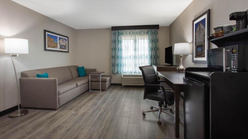 La Quinta Inn & Suites by Wyndham Effingham, room with private jacuzzi, photo 4