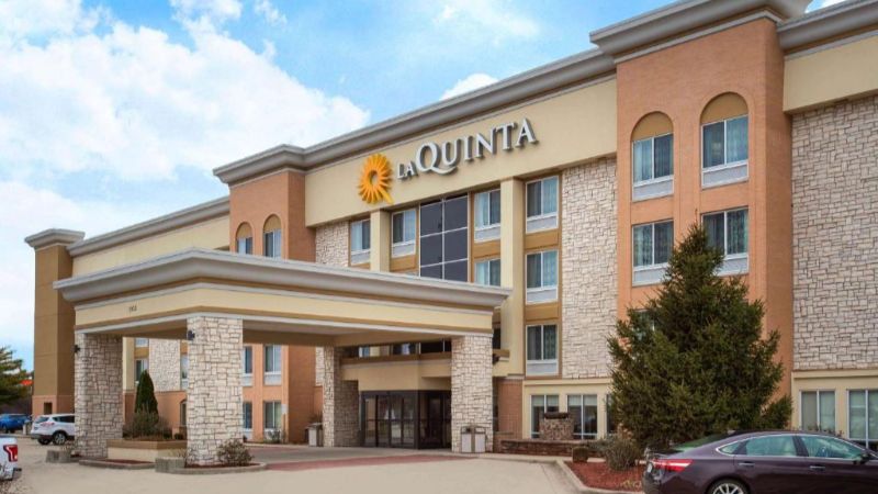 La Quinta Inn & Suites by Wyndham Effingham, room with private jacuzzi, photo 5