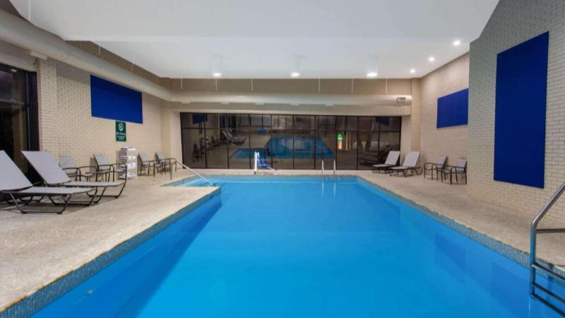 La Quinta Inn & Suites by Wyndham Effingham, room with private jacuzzi, photo 6