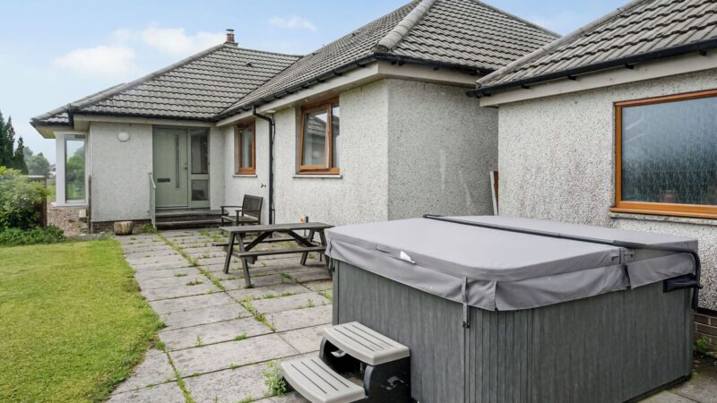 Lapwing Rise, Banavie, near Fort William, cabin with a private hot tub