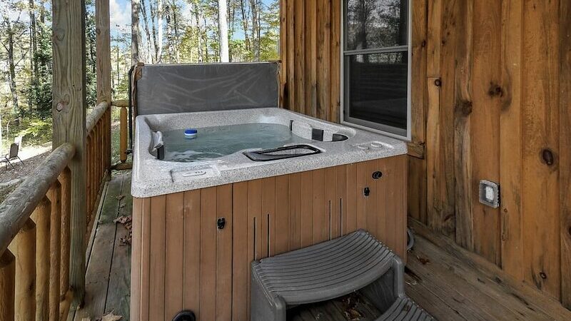 Little Pine Cabin on Big Pine Rd, cabin with a private hot tub