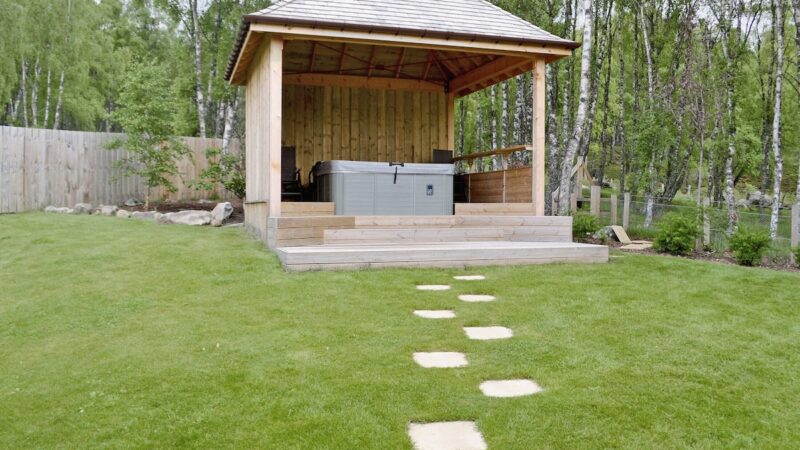 Lochnagar Lodge, Aviemore, cabin with a private hot tub