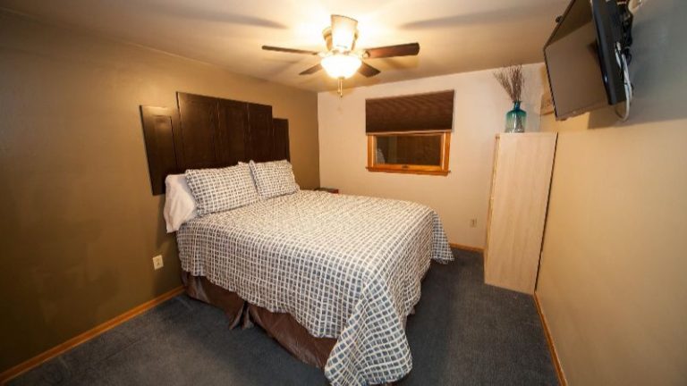 Log Cabin Lodge and Suites