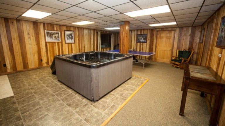 Log Cabin Lodge and Suites