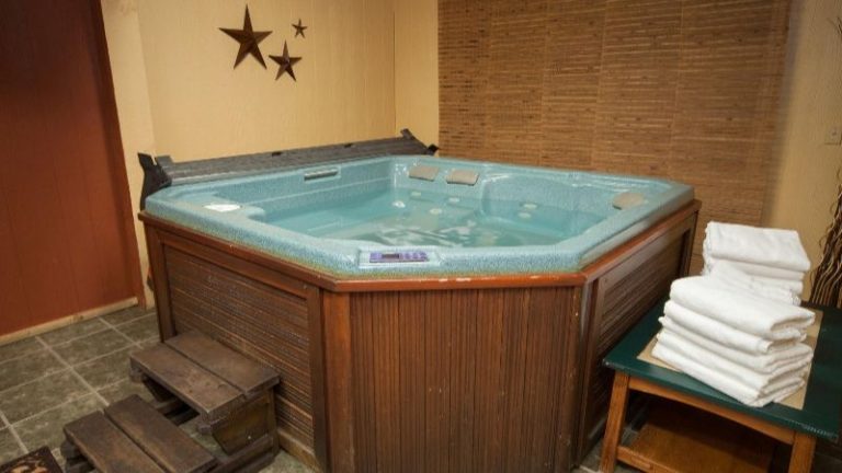Log Cabin Lodge and Suites