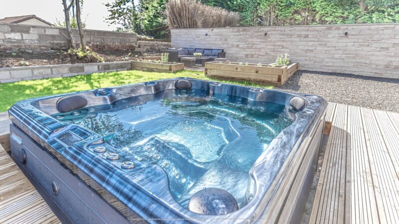 Lovely 1-Bed Cottage in Kelty with Hot Tub, cabin with a private hot tub