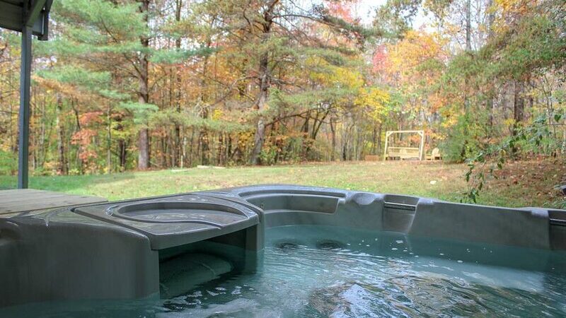 Luxury-Hawk’s Nest Cabin, cabin with a private hot tub