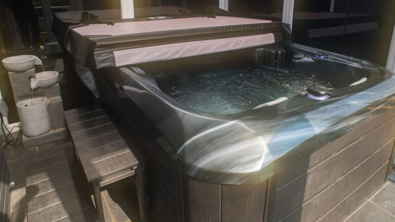 Luxury Super Central Cottage with a Hot Tub/ Gym, cabin with a private hot tub