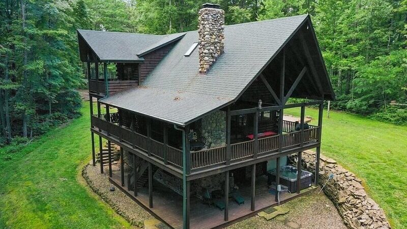 Bella Luna Cabin, cabin with a private hot tub
