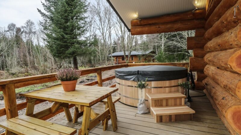 MOORHEN LODGE, cabin with a private hot tub