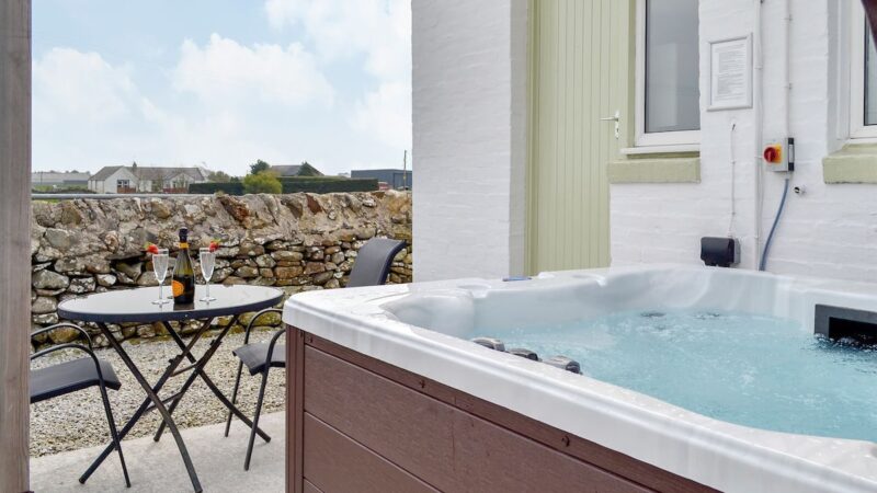 Mid Bishopton Farm Cottages, cabin with a private hot tub, photo 1