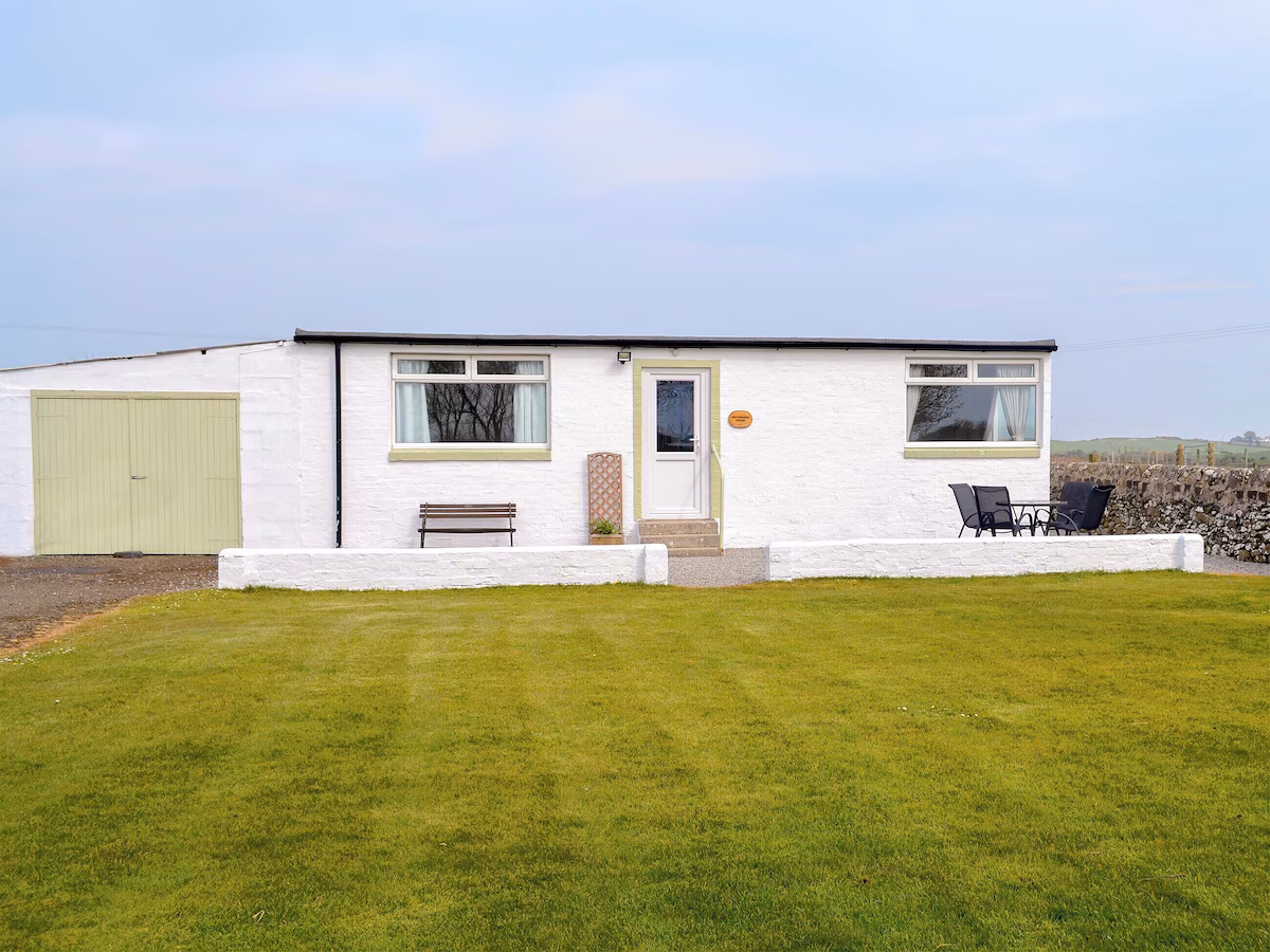 Mid Bishopton Farm Cottages, cabin with a private hot tub, photo 2