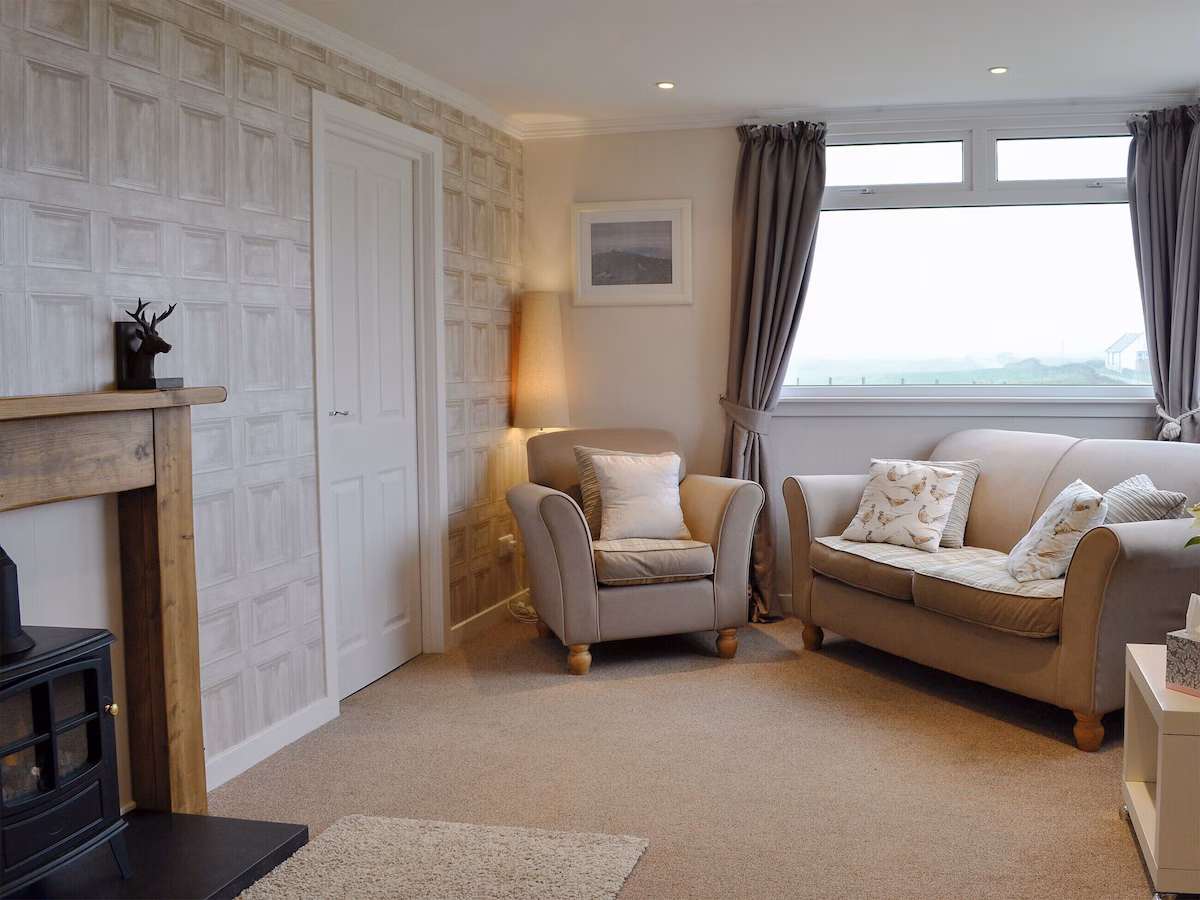 Mid Bishopton Farm Cottages, cabin with a private hot tub, photo 3