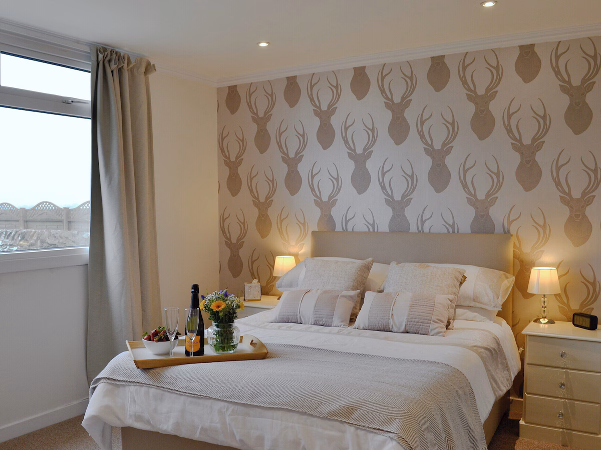 Mid Bishopton Farm Cottages, cabin with a private hot tub, photo 4