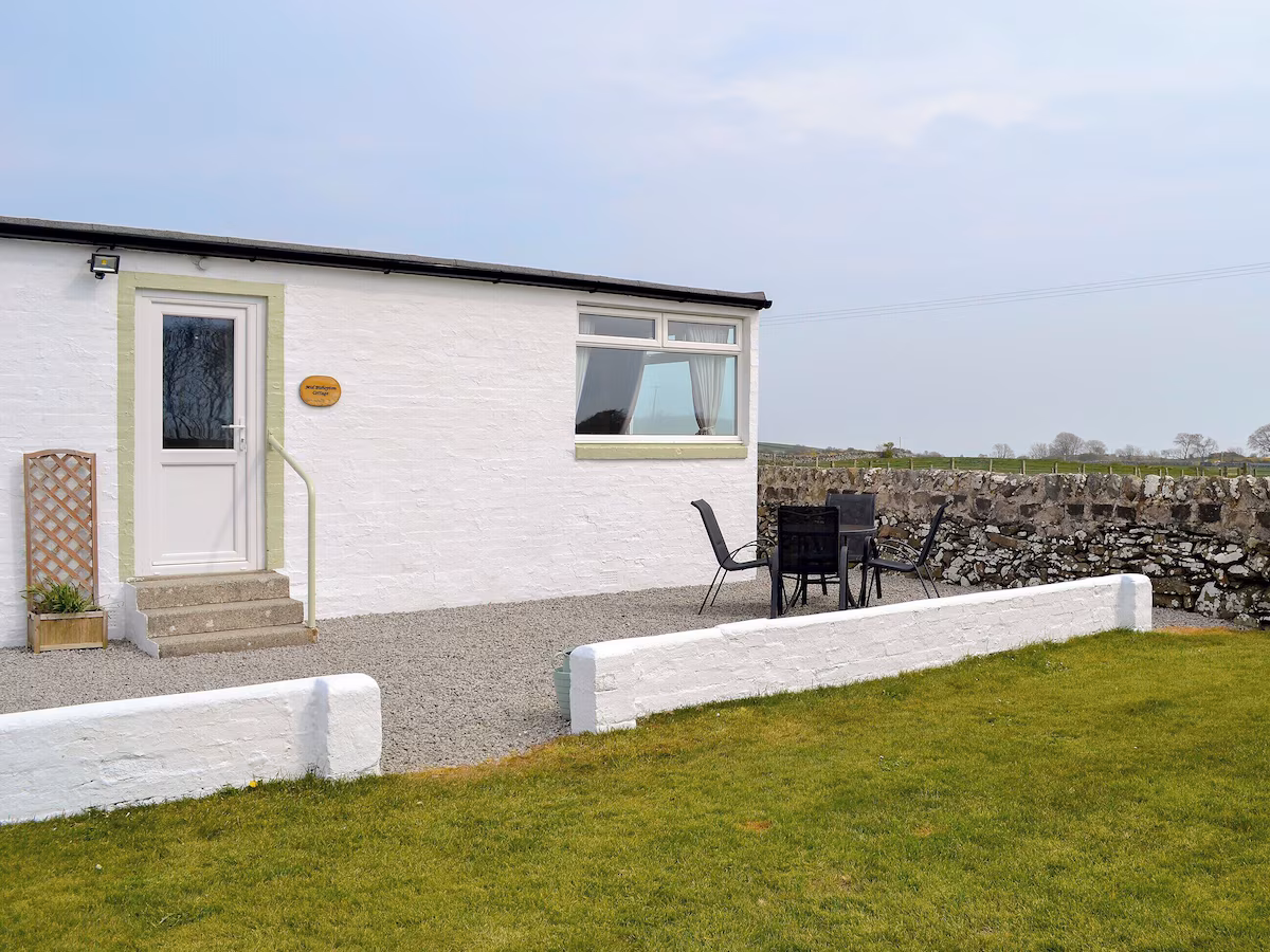 Mid Bishopton Farm Cottages, cabin with a private hot tub, photo 5