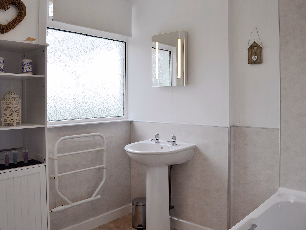 Mid Bishopton Farm Cottages, cabin with a private hot tub, photo 7