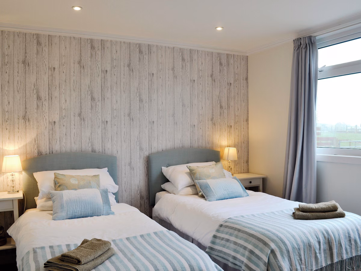Mid Bishopton Farm Cottages, cabin with a private hot tub, photo 8