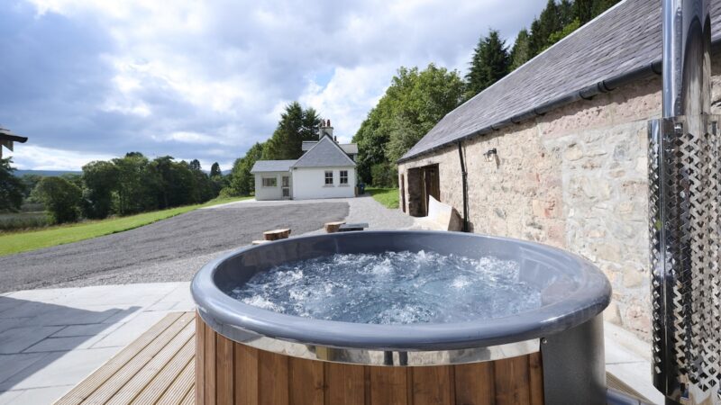 Middleton Farmhouse, cabin with a private hot tub