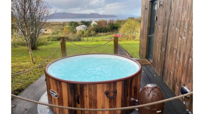 Modern cabin with stunning views & private hot tub, cabin with a private hot tub