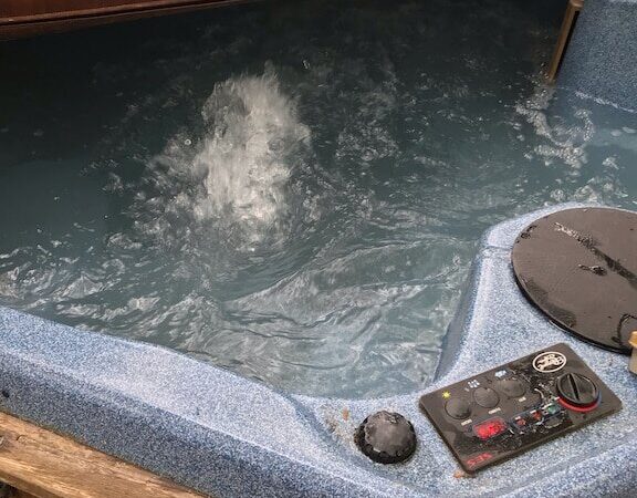 Near Caves, cabin with a private hot tub