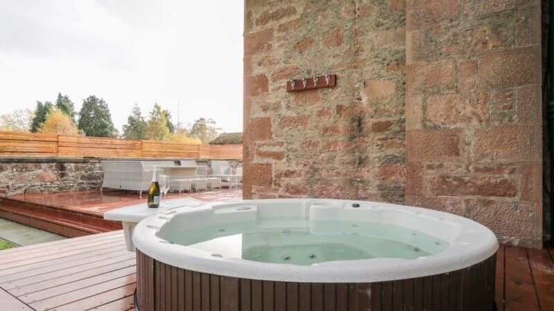 ORRINSIDE, cabin with a private hot tub