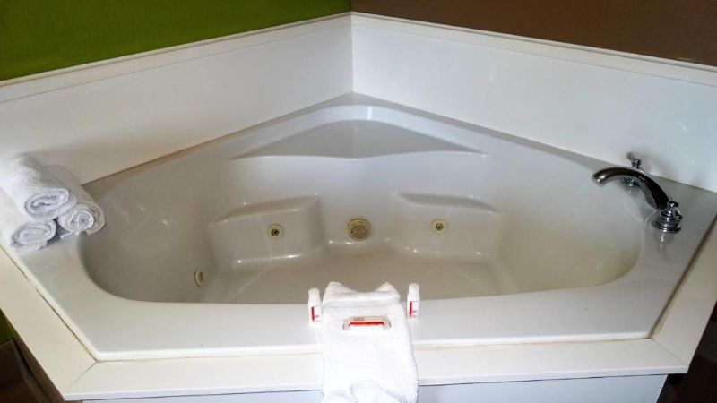 Oak Tree Inn Suites 1 - jacuzzi hotel room