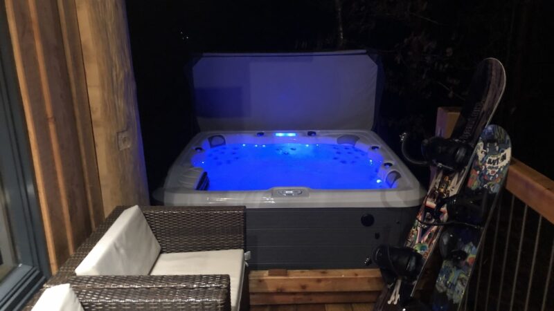 PINE MARTEN LODGE, cabin with a private hot tub