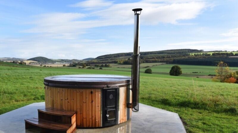 QUARRYFIELD, cabin with a private hot tub