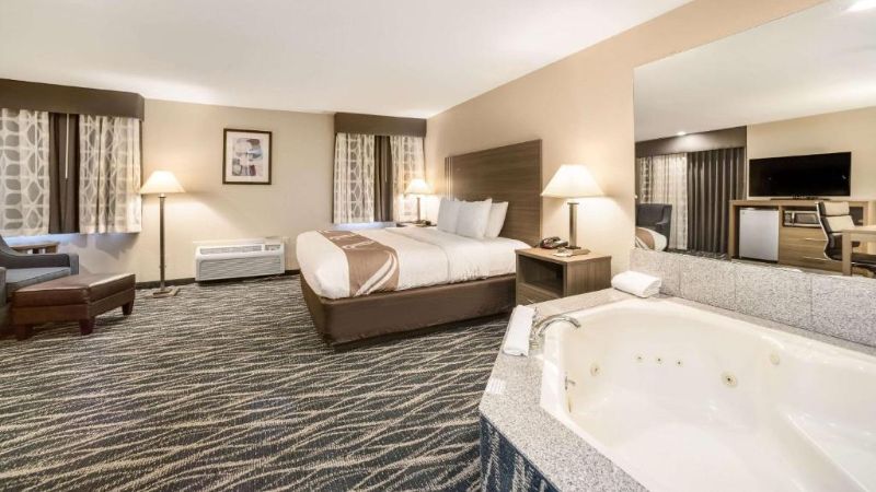 Quality Inn Effingham, room with private jacuzzi, photo 2