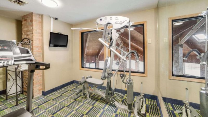 Quality Inn Effingham, room with private jacuzzi, photo 7