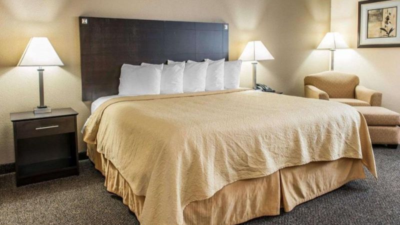 Quality Inn & Suites Mattoon, room with private jacuzzi, photo 2