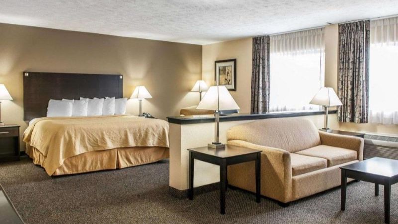 Quality Inn & Suites Mattoon, room with private jacuzzi, photo 3