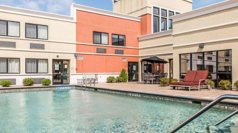 Quality Inn & Suites Mattoon, room with private jacuzzi, photo 6
