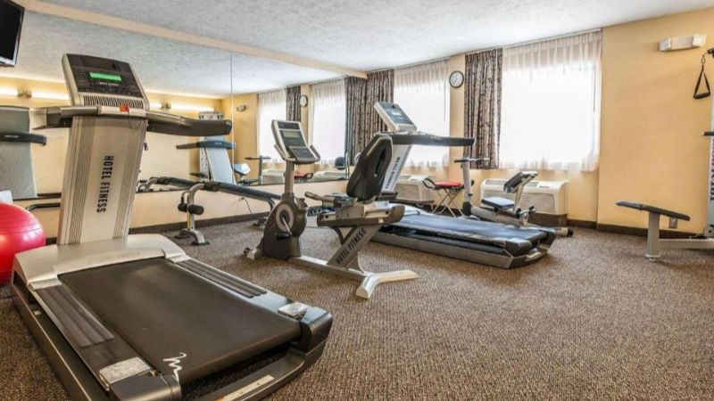 Quality Inn & Suites Mattoon, room with private jacuzzi, photo 7
