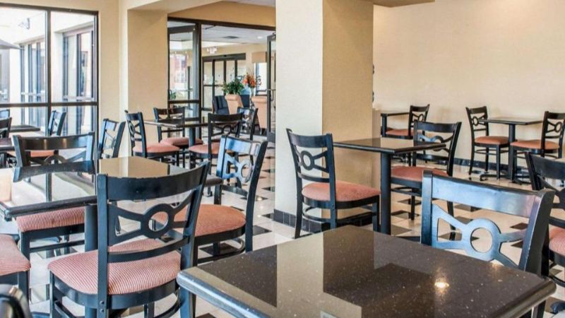 Quality Inn & Suites Mattoon, room with private jacuzzi, photo 8