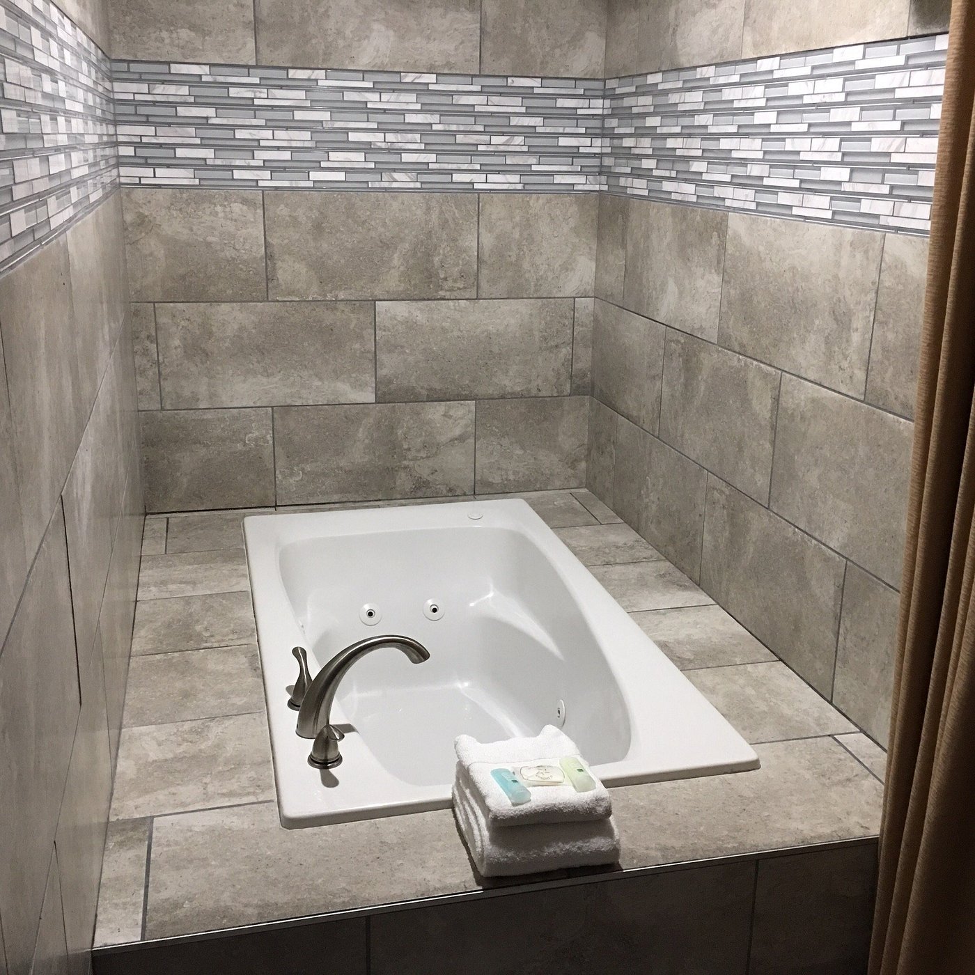Quality Inn & Suites Westminster – Broomfield, room with private jacuzzi, photo 1