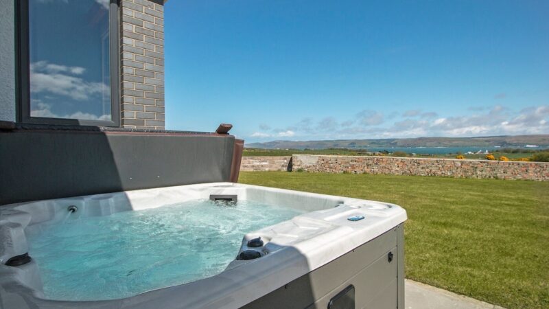 Quarter Acre House in Low Dinduff, near Stranraer, cabin with a private hot tub